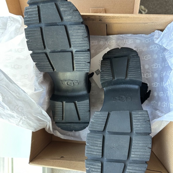 UGG Ashton Lug Sandal in Black (size 8.5) - Picture 7 of 8